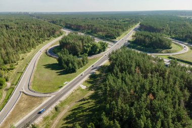 Otoyol kavşakları. Kavşak çevre yolu üst geçidi, hava manzaralı.