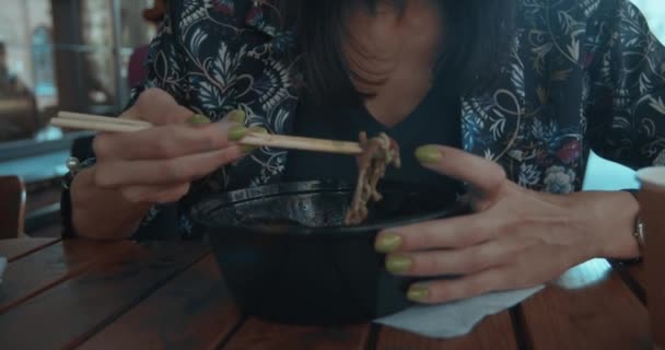 Almuerzo Cafetería Calle Mujer Milenaria Comiendo Pasta Primer Plano Retrato — Vídeo de stock
