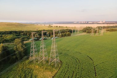 Elektrik santralinden elektrik iletimi için yüksek voltaj iletim hattı