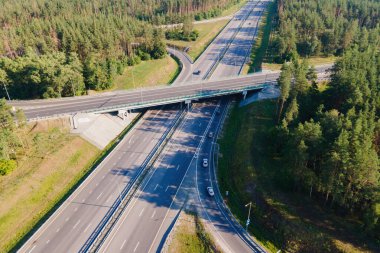 Hareket halindeki arabalarla yol kavşağının havadan görüntüsü. Yol kavşağı ya da yolda hız yapan otoyol kavşağı