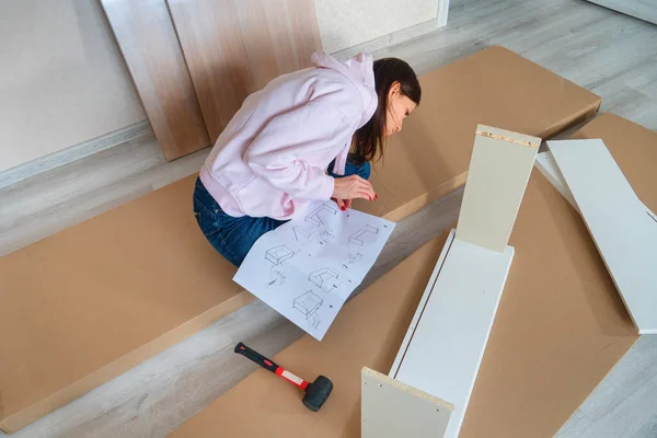 Milenyum Kadını Oturma Odasında Mobilya Montajı Yapıyor Kendi Kendine Montaj — Stok fotoğraf