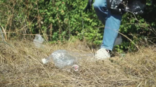 Vrijwilliger Haalt Vuilnis Het Bos Vrijwilliger Opruimen Prullenbak Park — Stockvideo