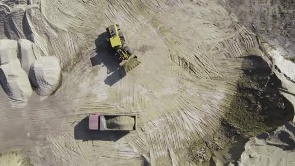 砂石采石场的挖掘机将砂土装入卡车体中 建筑业用砂土的工业提取 — 图库视频影像