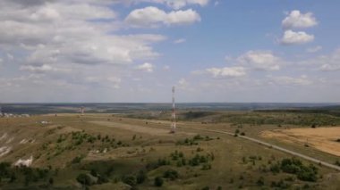 Telefon kulesinin 5G baz istasyonu alıcı vericili olduğu yer. Telekomünikasyon anten direğinde havadan zaman aşımı.