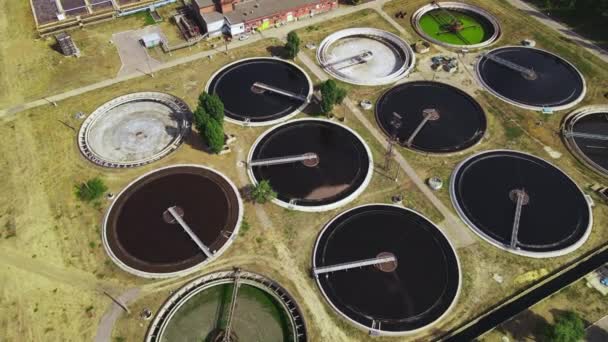 带圆形净化器的废水处理厂 用于回收污物污水 航空视图 — 图库视频影像