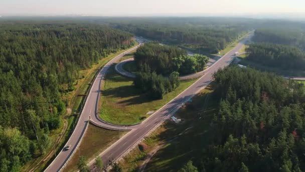 Перехрестя Доріг Транспортними Перевезеннями Лісі Поблизу Міста Вид Повітря — стокове відео