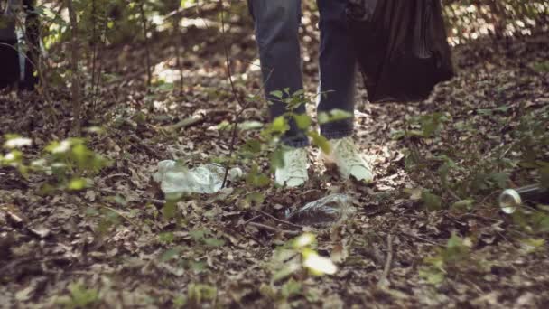Junge Frau Sammelt Freiwillig Müll Müllsäcken Wald Umwelt Und Plastikmüll — Stockvideo