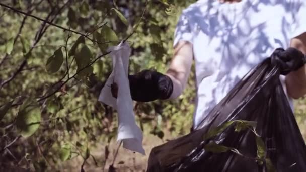 Руки Жінка Носить Рукавички Збирає Сміття Сміттєвому Мішку Очищення Природи — стокове відео