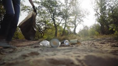 Kadın çöp torbasında çöp topluyor. Çöpsüz gezegen konsepti. Doğa temizliği, gönüllü ekoloji yeşil kavramı. Çevre plastik kirliliği. Doğayı düşün.