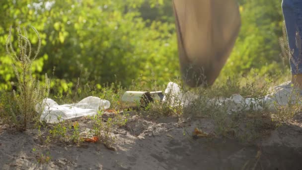 Flaschen Sammeln Junge Frau Jeans Und Weißen Turnschuhen Sammelt Plastikflaschen — Stockvideo