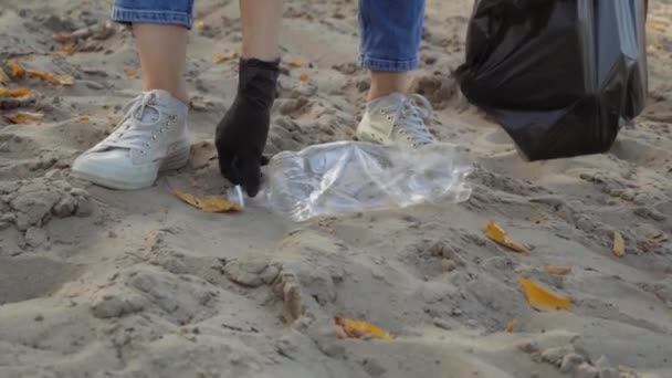 女人在垃圾袋里收集塑料垃圾 没有垃圾的星球概念 自然清洁 义工生态环保概念 — 图库视频影像