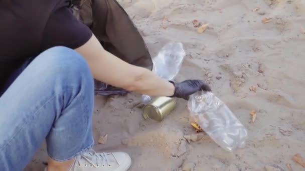 Mujer Voluntaria Recogiendo Basura Parque Público Protección Del Medio Ambiente — Vídeos de Stock