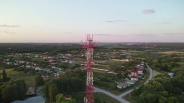 Telekom kulesi 5G baz istasyonu antenli. Telefon direğinin hava görüntüsü