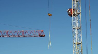 Yeni yerleşim yerinin inşaat alanında vinç kulesi.