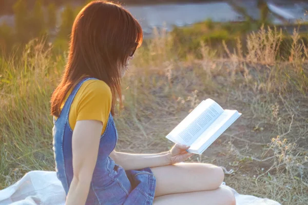 Millennial Woman Ler Livro Parque Respirar Fresco Descanso Saudável Livre — Fotografia de Stock