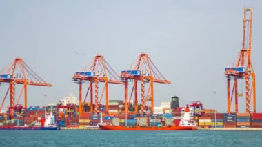 Türkiye 'nin Akdeniz kentindeki uluslararası bir konteyner limanında konteyner gemisi bulunan Mersin limanı