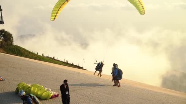 夕日の空にパラグライダーでエリアを離陸します パラグライダーと極端なスポーツの概念 トルコのオルデニス — ストック動画