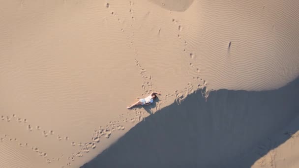 Žena Leží Vlnitých Písečných Dunách Pouštní Krajině Při Zlatém Západu — Stock video