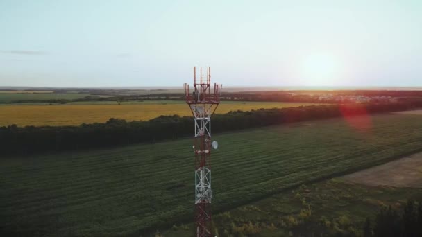 Δέκτης Κεραίας Τηλεπικοινωνιών Στον Πύργο Κινητής Τηλεφωνίας Πομποδέκτη Σταθμού Βάσης — Αρχείο Βίντεο