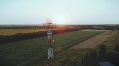 Telekomünikasyon Anten alıcısı baz istasyonu alıcı-vericisi olan baz baz baz baz baz baz baz baz istasyonu baz istasyonunda, hava görüntüsü olan bir baz istasyonunda..