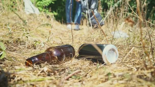 Een Vrijwilliger Die Vuilnis Schoonmaakt Het Bos Milieubeschermingsproblemen Opwarming Van — Stockvideo