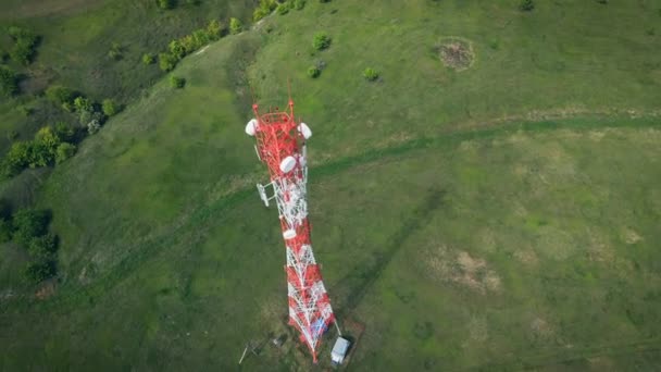 带5G基站收发报机的蜂窝塔天线接收机 航空视图 — 图库视频影像