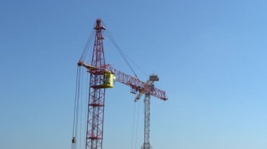 Yeni yerleşim yerinin şantiyesinde yüksek endüstri kulesi vinci