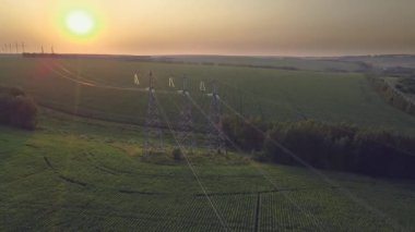 Kırsal alanda iletişim hattı. Hava manzaralı elektrik şebekesi için yüksek voltajlı kule