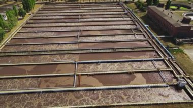 Kirli atık su ve hava manzarasını geri dönüştürmek için atık su arıtma tesisi