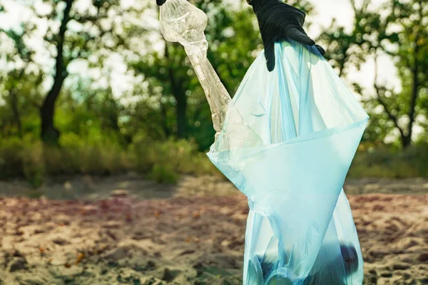 Mujer Recoge Basura Plástica Bolsa Basura Concepto Planeta Libre Basura — Foto de Stock