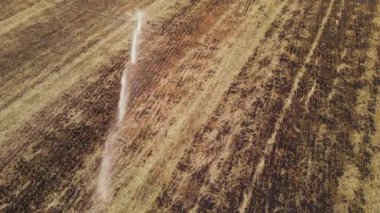 Sulama sistemli tarımsal alan yağmur silahları hasat sonrası fıskiyeler. Hava görünümü