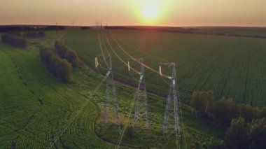 İletişim kulesi, güç kulesi ya da elektrik direği, kırsal altyapı. Yüksek voltajlı elektrik hattı ya da üstteki güç hattı. Hava görünümü.