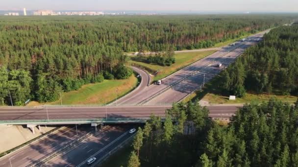 Autostrada Wielopoziomowa Droga Wymiany Ruchu Samochodów Samochody Poruszają Się Skrzyżowaniu — Wideo stockowe