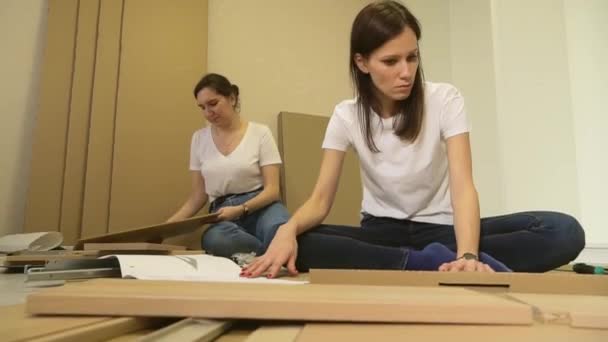 Mujeres Montando Muebles Paquete Plano Diy Casa Suelo Compró Muebles — Vídeos de Stock