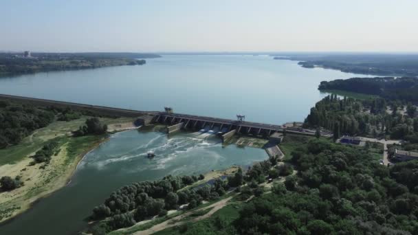 Vatten Hydro Damm Och Reservoar Sjö Antenn Drönare Film — Stockvideo