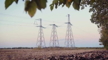 Endüstriyel elektrik hattı kulesinde yüksek voltaj hattı