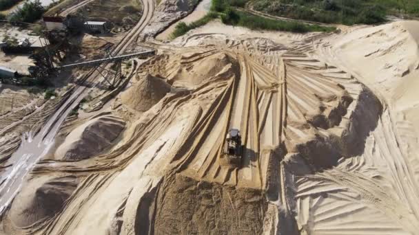 砂の採石場でブルドーザー掘削砂 — ストック動画