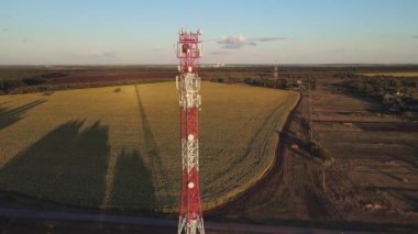 Telefon kulesinin 5G baz istasyonu alıcı vericili olduğu yer. Telekomünikasyon anten direğinin hava görüntüsü