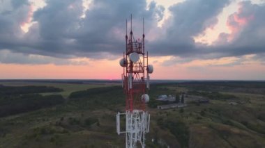 Telekomünikasyon kulesi 5G Anten, gün batımında. Kırsal kesimdeki iletişim sistemlerinin bağlantı sistemi.