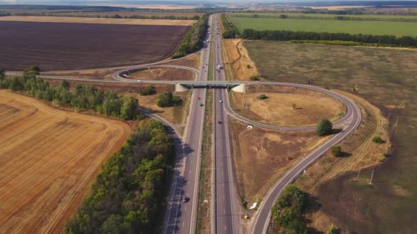 Дорожня Багаторівнева Розв Язка Рухомими Автомобілями Автомобілі Рухаються Дорожньому Перехресті — стокове відео