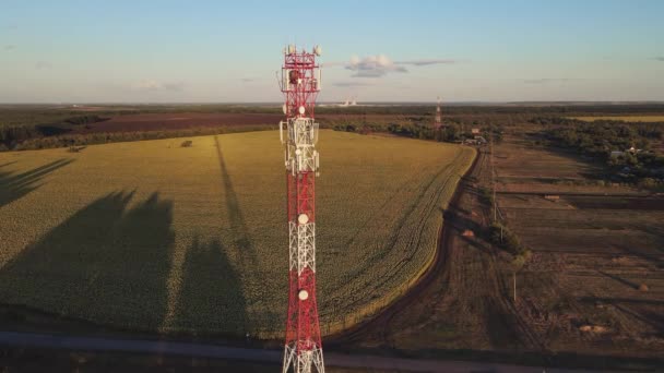 Telefontorony Helye Adóvevővel Távközlési Antenna Árbocának Légi Rálátása — Stock videók