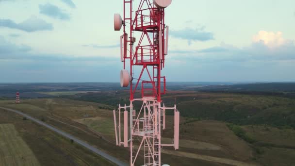 Δέκτης Κεραίας Τηλεπικοινωνιών Στον Πύργο Κινητής Τηλεφωνίας Πομποδέκτη Σταθμού Βάσης — Αρχείο Βίντεο