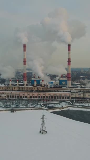 Industriale Fabbrica Tubi Emissione Fumo Carbonio Gas Video Verticale Crisi — Video Stock