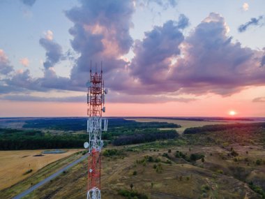 Telekomünikasyon Anten alıcısı baz istasyonu vericisi 5G baz istasyonunda, hava görüşü olan baz baz baz istasyonu kulesinde. Telekom ağı ve ekipmanları