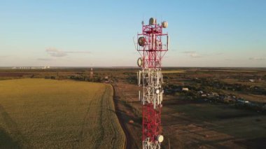 Telekomünikasyon Anten alıcısı baz istasyonu vericisi 5G baz istasyonunda, hava görüşü olan baz baz baz istasyonu kulesinde. Telekom ağı ve ekipmanları