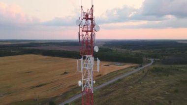 Hücresel Üs İstasyonu Alıcısı. Telekomünikasyon kulesi. Kablosuz İletişim Anten Vericisi