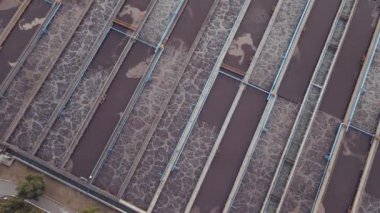 Kanalizasyon suyu tesisleri tedavi eder. Su arıtma tesisi 