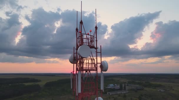 5G基地局トランシーバを搭載した携帯電話タワー上の電気通信アンテナ受信機 空中ビュー — ストック動画