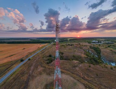 Telefon kulesinin 5G baz istasyonu alıcı vericili olduğu yer. Telekomünikasyon anten direğinin hava görüntüsü