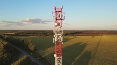 Telefon kulesinin 5G baz istasyonu alıcı vericili olduğu yer. Telekomünikasyon anten direğinin hava görüntüsü